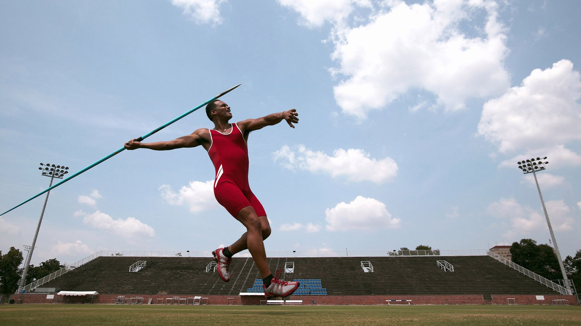 从卡塔尔到欧冠，足球世界的多元叙事—当轻取与接管成为时代注脚