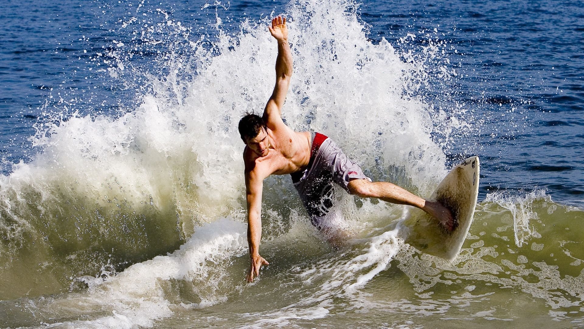 从哈兰德到喀麦隆，攻防转换的艺术与压哨奇迹的启示